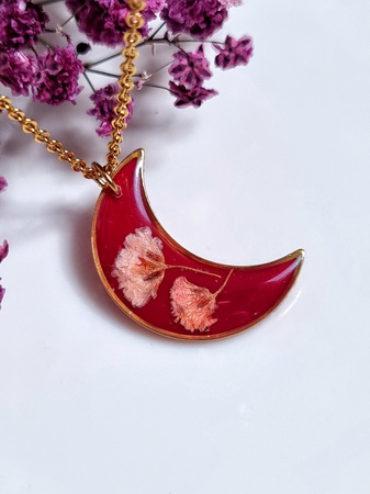 Naszyjnik księżyc DEEP RED z gipsówką